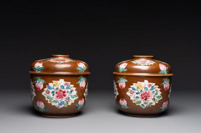 Paire de bols couverts en porcelaine de Chine famille rose à décor floral sur fond brun capucin, Yongzheng/Qianlong