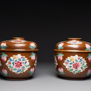Paire de bols couverts en porcelaine de Chine famille rose à décor floral sur fond brun capucin, Yongzheng/Qianlong — photo 1