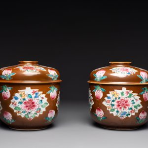 Paire de bols couverts en porcelaine de Chine famille rose à décor floral sur fond brun capucin, Yongzheng/Qianlong — photo 2