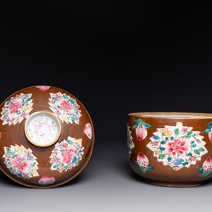 Paire de bols couverts en porcelaine de Chine famille rose à décor floral sur fond brun capucin, Yongzheng/Qianlong — photo 6