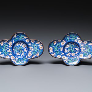 Paire de bols couverts sur leur supports en émaux de Canton à fond bleu, Chine, Qianlong — photo 2