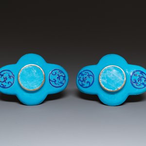 Paire de bols couverts sur leur supports en émaux de Canton à fond bleu, Chine, Qianlong — photo 3