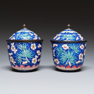 Paire de bols couverts sur leur supports en émaux de Canton à fond bleu, Chine, Qianlong — photo 4