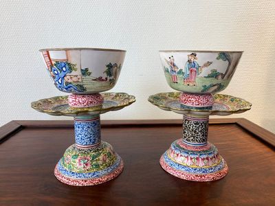 Paire de bols de mariage sur piedouches en émaux de Canton, Chine, Yongzheng — photo 2