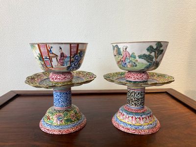 Paire de bols de mariage sur piedouches en émaux de Canton, Chine, Yongzheng — photo 3