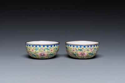 Paire de bols en émaux de Canton à fond jaune, Qianlong/Jiaqing
