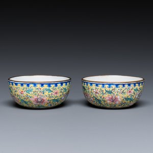 Paire de bols en émaux de Canton à fond jaune, Qianlong/Jiaqing — photo 1
