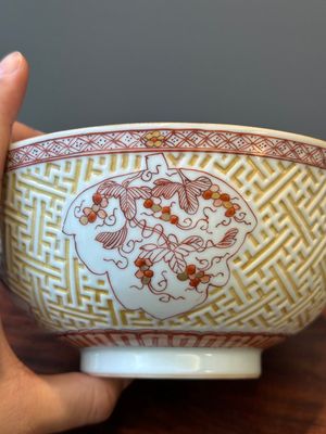 Paire de bols en porcelaine de Chine à décor en rouge de fer, dorées et en relief, Kangxi — photo 3