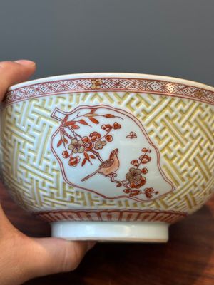 Paire de bols en porcelaine de Chine à décor en rouge de fer, dorées et en relief, Kangxi — photo 4