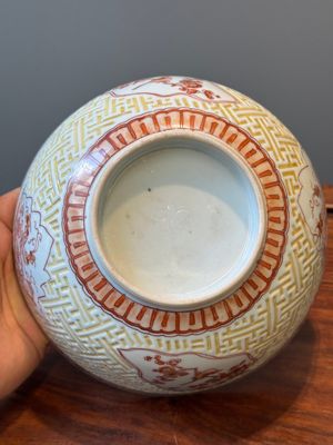 Paire de bols en porcelaine de Chine à décor en rouge de fer, dorées et en relief, Kangxi — photo 6