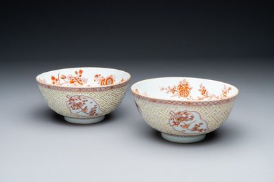 Paire de bols en porcelaine de Chine à décor en rouge de fer, dorées et en relief, Kangxi