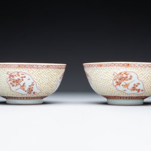 Paire de bols en porcelaine de Chine à décor en rouge de fer, dorées et en relief, Kangxi — photo 2