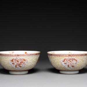 Paire de bols en porcelaine de Chine à décor en rouge de fer, dorées et en relief, Kangxi — photo 3