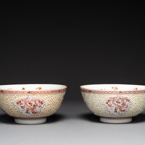Paire de bols en porcelaine de Chine à décor en rouge de fer, dorées et en relief, Kangxi — photo 5