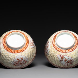 Paire de bols en porcelaine de Chine à décor en rouge de fer, dorées et en relief, Kangxi — photo 8