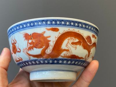 Paire de bols en porcelaine de Chine en bleu, blanc et rouge de fer, marque et époque de Xuantong — photo 13