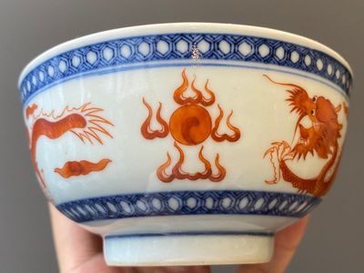 Paire de bols en porcelaine de Chine en bleu, blanc et rouge de fer, marque et époque de Xuantong — photo 7