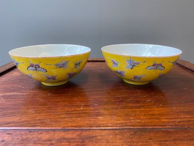 Paire de bols en porcelaine de Chine famille rose à décor de papillons sur fond jaune, marque et époque de Tongzhi — photo 3