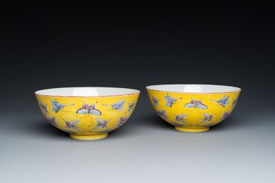 Paire de bols en porcelaine de Chine famille rose à décor de papillons sur fond jaune, marque et époque de Tongzhi