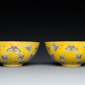 Paire de bols en porcelaine de Chine famille rose à décor de papillons sur fond jaune, marque et époque de Tongzhi — photo 4