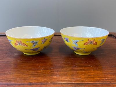 Paire de bols en porcelaine de Chine famille rose à décor de papillons sur fond jaune, marque et époque de Tongzhi — photo 1