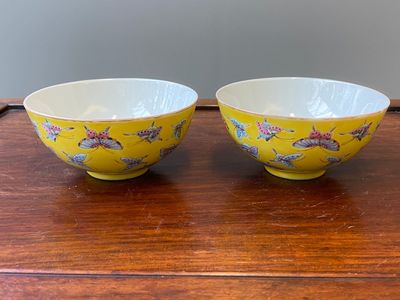 Paire de bols en porcelaine de Chine famille rose à décor de papillons sur fond jaune, marque et époque de Tongzhi — photo 2