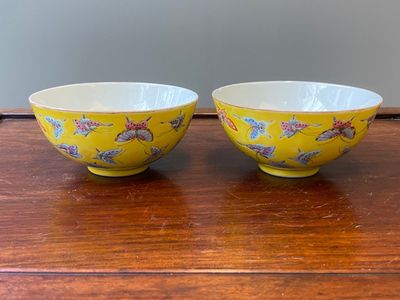 Paire de bols en porcelaine de Chine famille rose à décor de papillons sur fond jaune, marque et époque de Tongzhi — photo 3