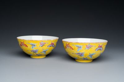 Paire de bols en porcelaine de Chine famille rose à décor de papillons sur fond jaune, marque et époque de Tongzhi