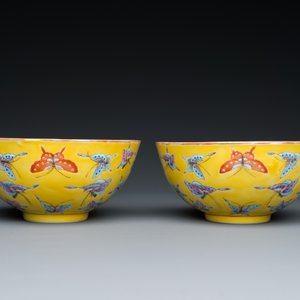 Paire de bols en porcelaine de Chine famille rose à décor de papillons sur fond jaune, marque et époque de Tongzhi — photo 3