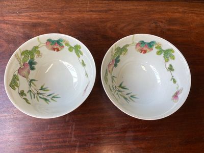 Paire de bols en porcelaine de Chine famille rose à décor de poires de baumier, marque et époque de Daoguang — photo 4