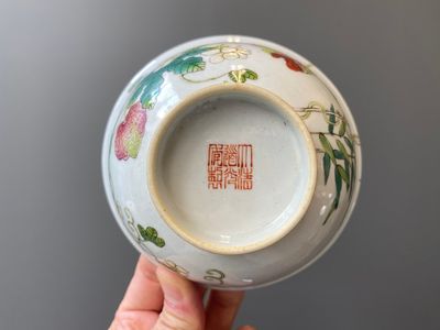 Paire de bols en porcelaine de Chine famille rose à décor de poires de baumier, marque et époque de Daoguang — photo 5