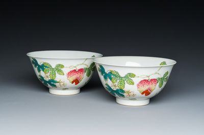 Paire de bols en porcelaine de Chine famille rose à décor de poires de baumier, marque et époque de Daoguang