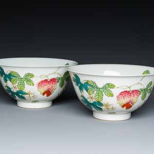 Paire de bols en porcelaine de Chine famille rose à décor de poires de baumier, marque et époque de Daoguang — photo 1