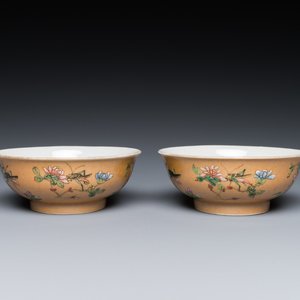 Paire de bols en porcelaine de Chine famille rose à décor de sauterelles sur fond café au lait, marque et époque de Daoguang — photo 1