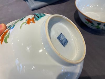 Paire de bols en porcelaine de Chine famille rose à décor floral, marque et époque de Qianlong — photo 4