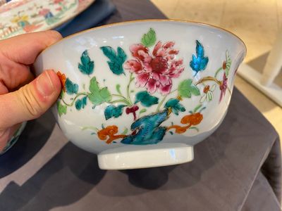 Paire de bols en porcelaine de Chine famille rose à décor floral, marque et époque de Qianlong — photo 5