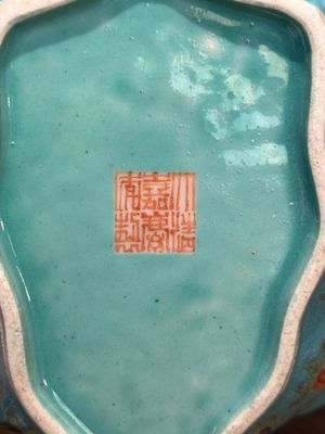 Paire de bols en porcelaine de Chine famille rose sur fond turquoise en forme de feuille à décor de papillons, marque et époque de Jiaqing — photo 12