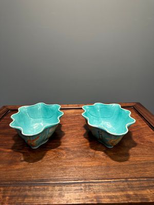 Paire de bols en porcelaine de Chine famille rose sur fond turquoise en forme de feuille à décor de papillons, marque et époque de Jiaqing — photo 2