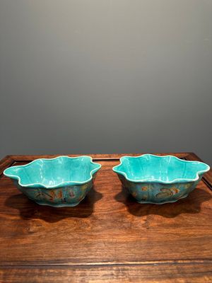 Paire de bols en porcelaine de Chine famille rose sur fond turquoise en forme de feuille à décor de papillons, marque et époque de Jiaqing — photo 3