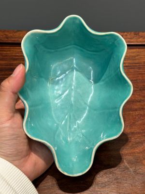 Paire de bols en porcelaine de Chine famille rose sur fond turquoise en forme de feuille à décor de papillons, marque et époque de Jiaqing — photo 5