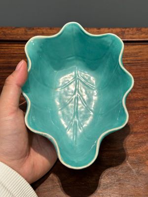 Paire de bols en porcelaine de Chine famille rose sur fond turquoise en forme de feuille à décor de papillons, marque et époque de Jiaqing — photo 6