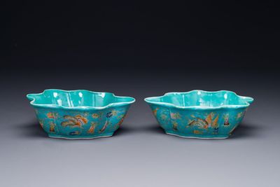 Paire de bols en porcelaine de Chine famille rose sur fond turquoise en forme de feuille à décor de papillons, marque et époque de Jiaqing