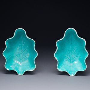 Paire de bols en porcelaine de Chine famille rose sur fond turquoise en forme de feuille à décor de papillons, marque et époque de Jiaqing — photo 5