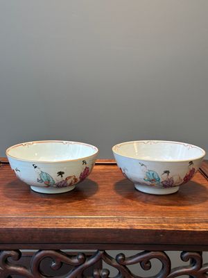 Paire de bols et quatre assiettes en porcelaine de Chine famille rose, Yongzheng/Qianlong — photo 1