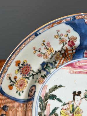 Paire de bols et quatre assiettes en porcelaine de Chine famille rose, Yongzheng/Qianlong — photo 17