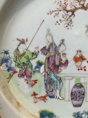 Paire de bols et quatre assiettes en porcelaine de Chine famille rose, Yongzheng/Qianlong — photo 30