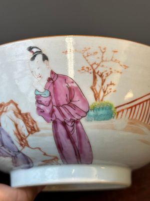 Paire de bols et quatre assiettes en porcelaine de Chine famille rose, Yongzheng/Qianlong — photo 3