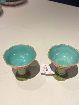 Paire de bols sur piédouche en forme de lotus en porcelaine de Chine famille rose, Yongzheng — photo 2