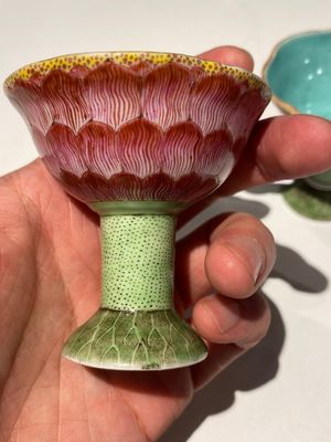 Paire de bols sur piédouche en forme de lotus en porcelaine de Chine famille rose, Yongzheng — photo 3
