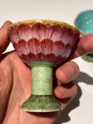 Paire de bols sur piédouche en forme de lotus en porcelaine de Chine famille rose, Yongzheng — photo 4